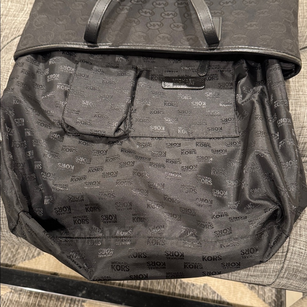 Michael Kors Bag Bennet Black Signature Logo Tote - Picture 13 of 17